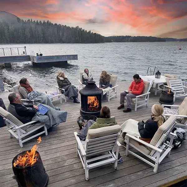 Teamcoaching a group of people sitting by a fireplace